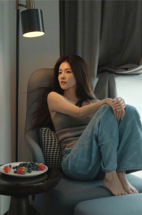 人气女星白鹿写真，灰色吊带显清纯，网友：美得不可方物