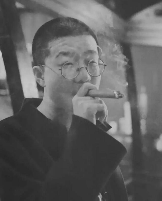 李诞个人资料父母是干什么的（名和利，救不了李诞）