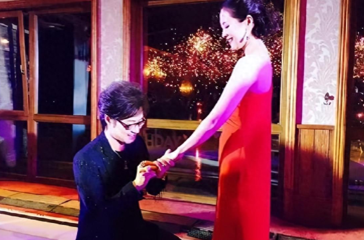 演员章子怡个人资料：不顾父母反对嫁给三婚男人汪峰，甘当后妈，孝敬婆婆