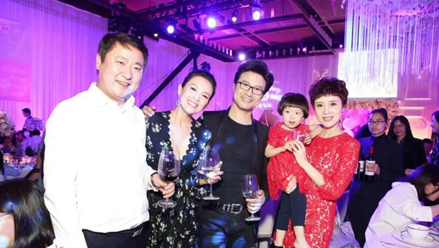 演员章子怡个人资料：不顾父母反对嫁给三婚男人汪峰，甘当后妈，孝敬婆婆