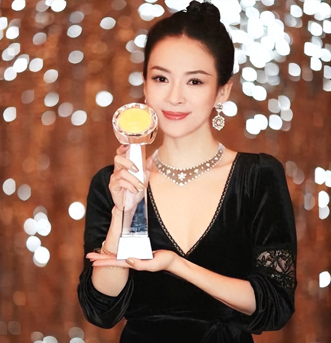 演员章子怡个人资料：不顾父母反对嫁给三婚男人汪峰，甘当后妈，孝敬婆婆