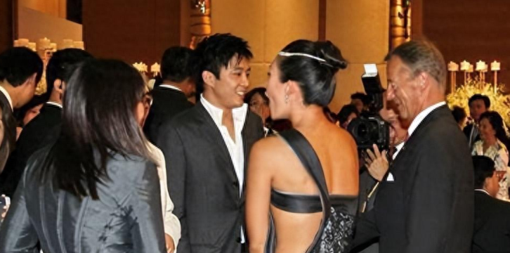演员章子怡个人资料：不顾父母反对嫁给三婚男人汪峰，甘当后妈，孝敬婆婆