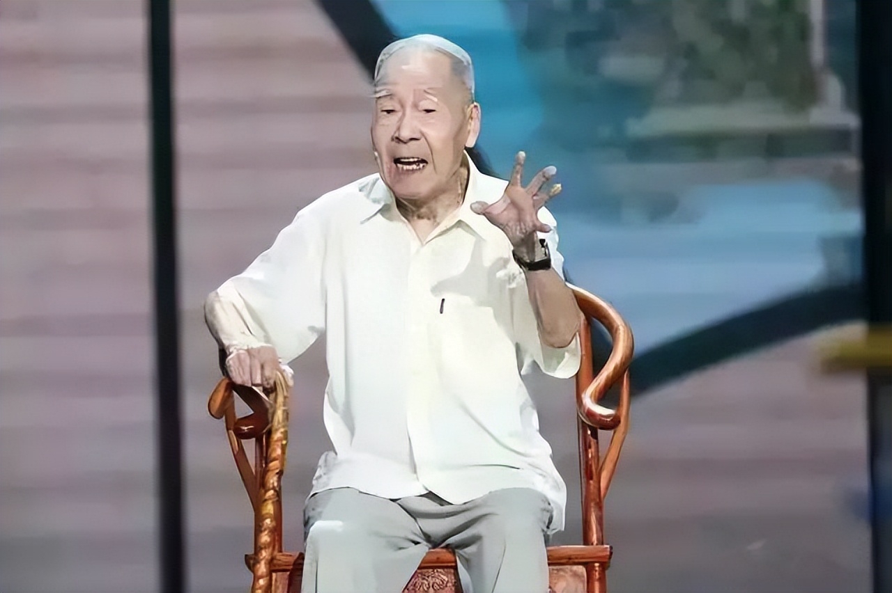 董卿个人资料，那个在光环之外闪耀的人，究竟是何等的人物？