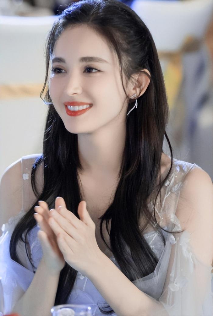 古力娜扎个人资料 经过5次恋情网曝后，她现在怎么样