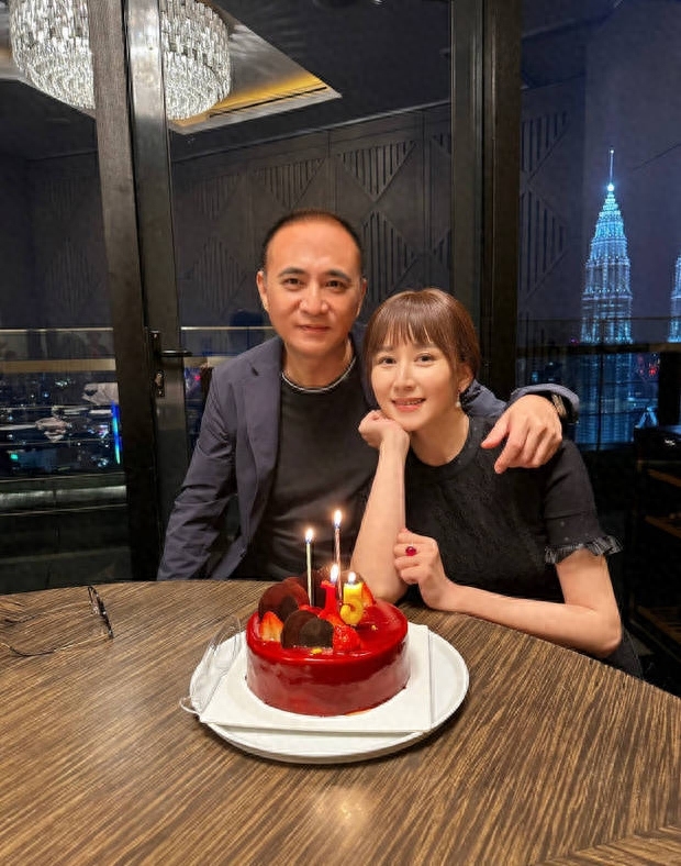 胡静晒与老公结婚十五周年合照 互动亲密浪漫送花