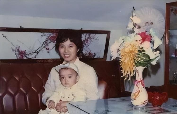 突发！胡歌公开老婆身份背景，官宣已婚当爸，回顾胡歌感情史