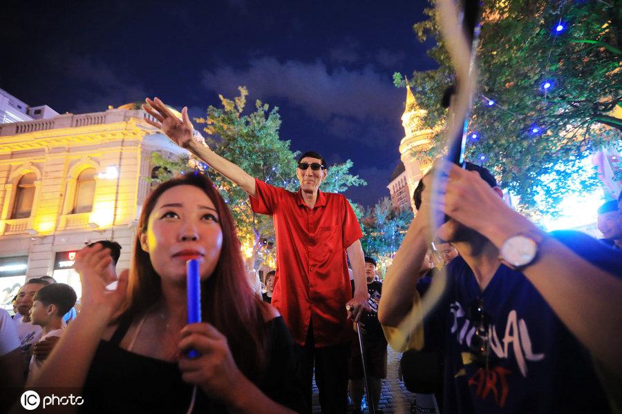 世界第一巨人现身街头，身高2.36米比姚明还高，众人仰视围观