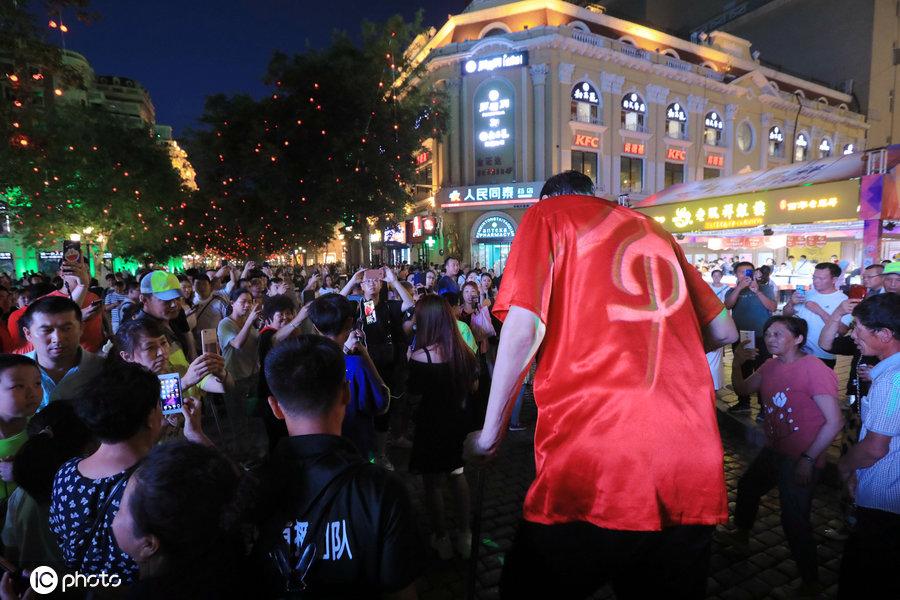 世界第一巨人现身街头，身高2.36米比姚明还高，众人仰视围观