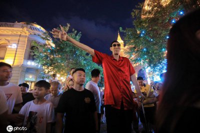 ​世界第一高人是谁(世界第一巨人现身街头，身高2.36米比姚明还高，众人仰视围观