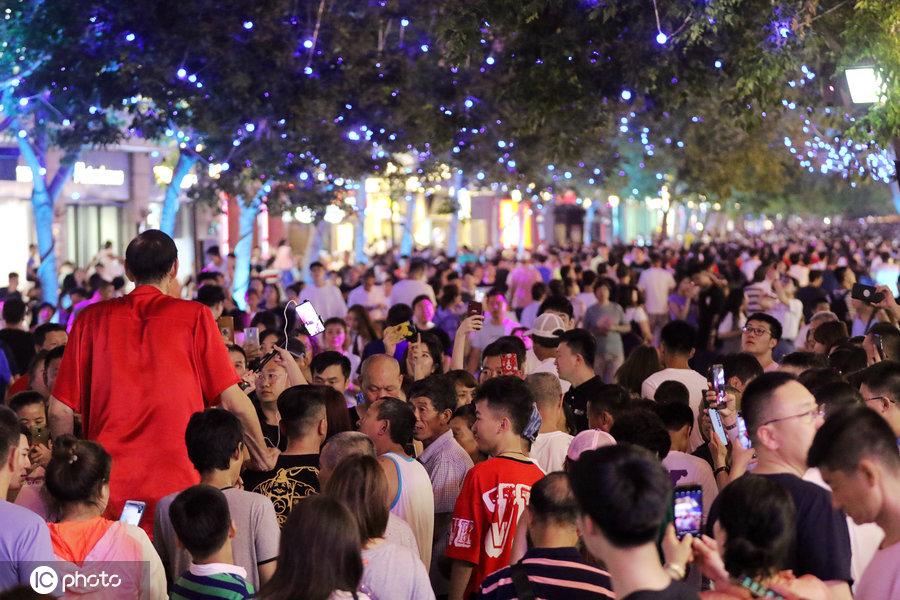 世界第一巨人现身街头，身高2.36米比姚明还高，众人仰视围观