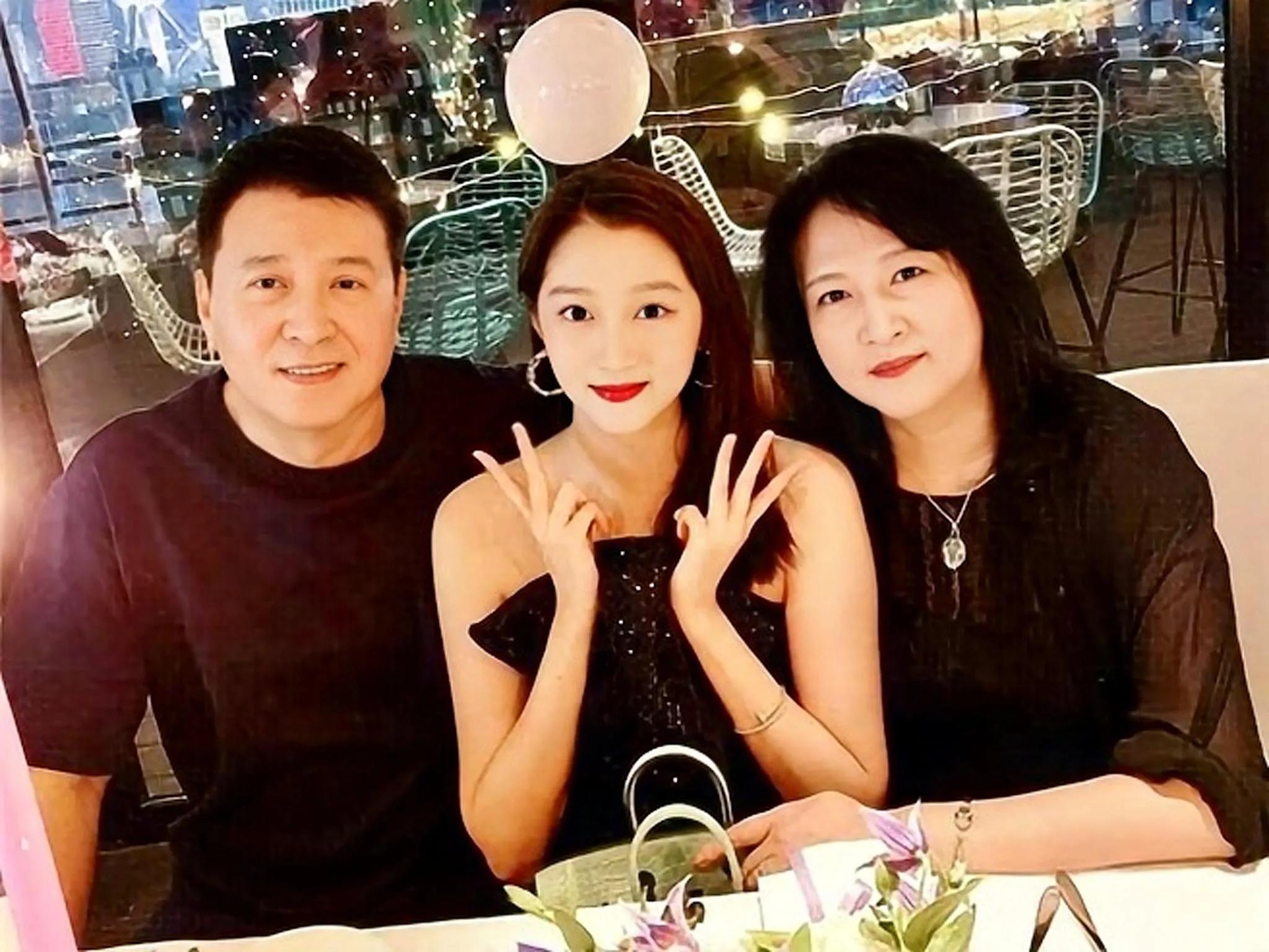让我们来了解一下演员关晓彤的身世背景