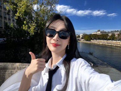 ​杨紫晒巴黎旅程 plog 穿精致衬衫套装闪耀浪漫之都