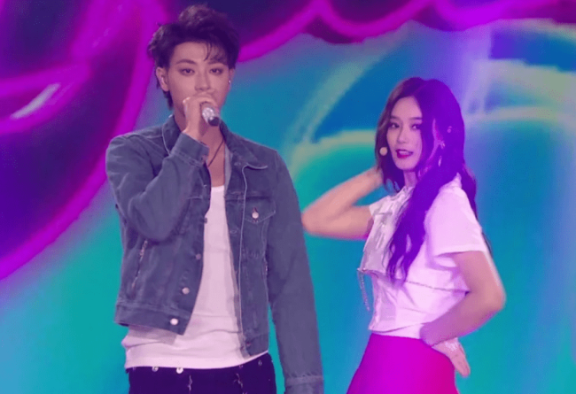 黄子韬韩国夜店表白徐艺洋 公开大屏写“Love U Yi Yang”好甜！