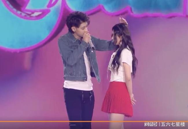 黄子韬韩国夜店表白徐艺洋 公开大屏写“Love U Yi Yang”好甜！