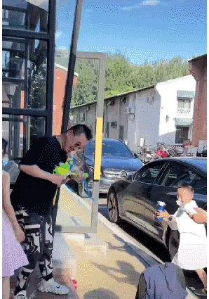 黄海波资料 ：38岁因一则桃色丑闻身败名裂，7年过去了，终于不“装”了