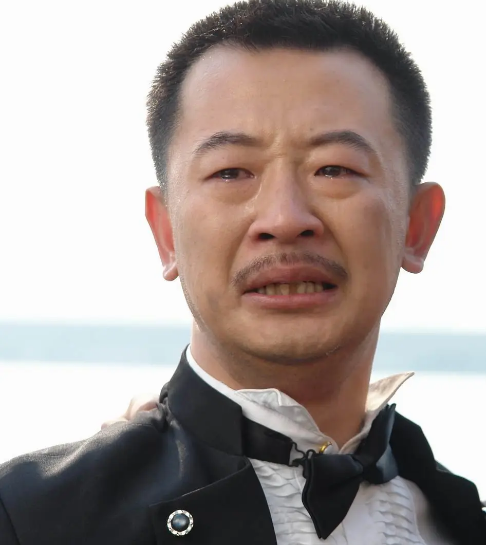 黄海波资料 ：38岁因一则桃色丑闻身败名裂，7年过去了，终于不“装”了