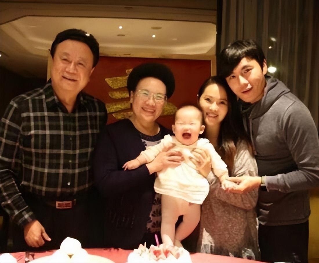 演员伊能静表示：48岁高龄为小丈夫生孩子，是这辈子最正确的决定