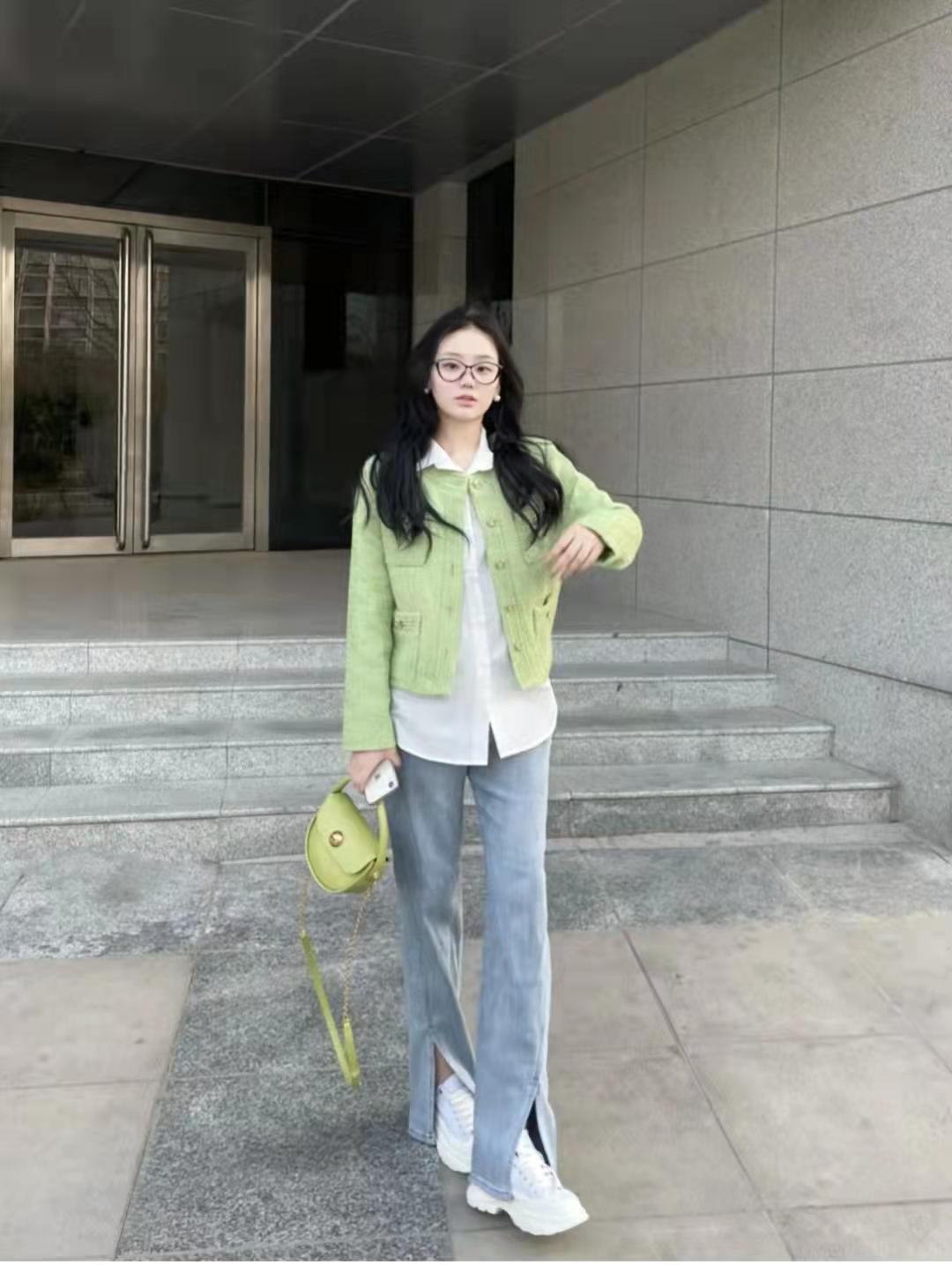 开叉喇叭裤怎么搭配上衣和鞋子图片（开叉喇叭裤配什么鞋子好看）