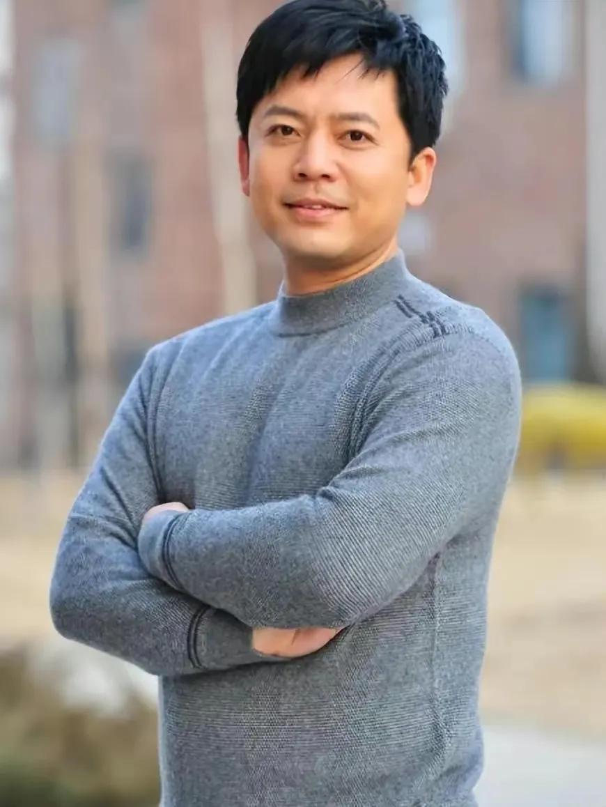 温峥嵘的老公很神秘，不是何政军，也不是曲京远