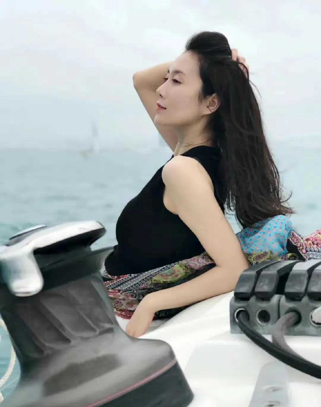温峥嵘的老公很神秘，不是何政军，也不是曲京远
