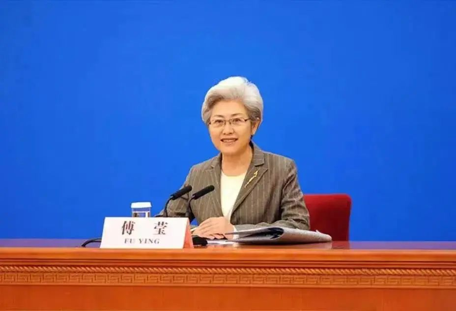 “最美外交官”傅莹：69岁风姿依旧，满头白发下有藏不住的优雅
