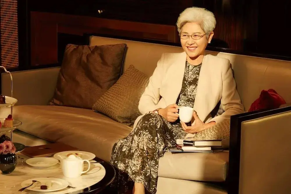 “最美外交官”傅莹：69岁风姿依旧，满头白发下有藏不住的优雅