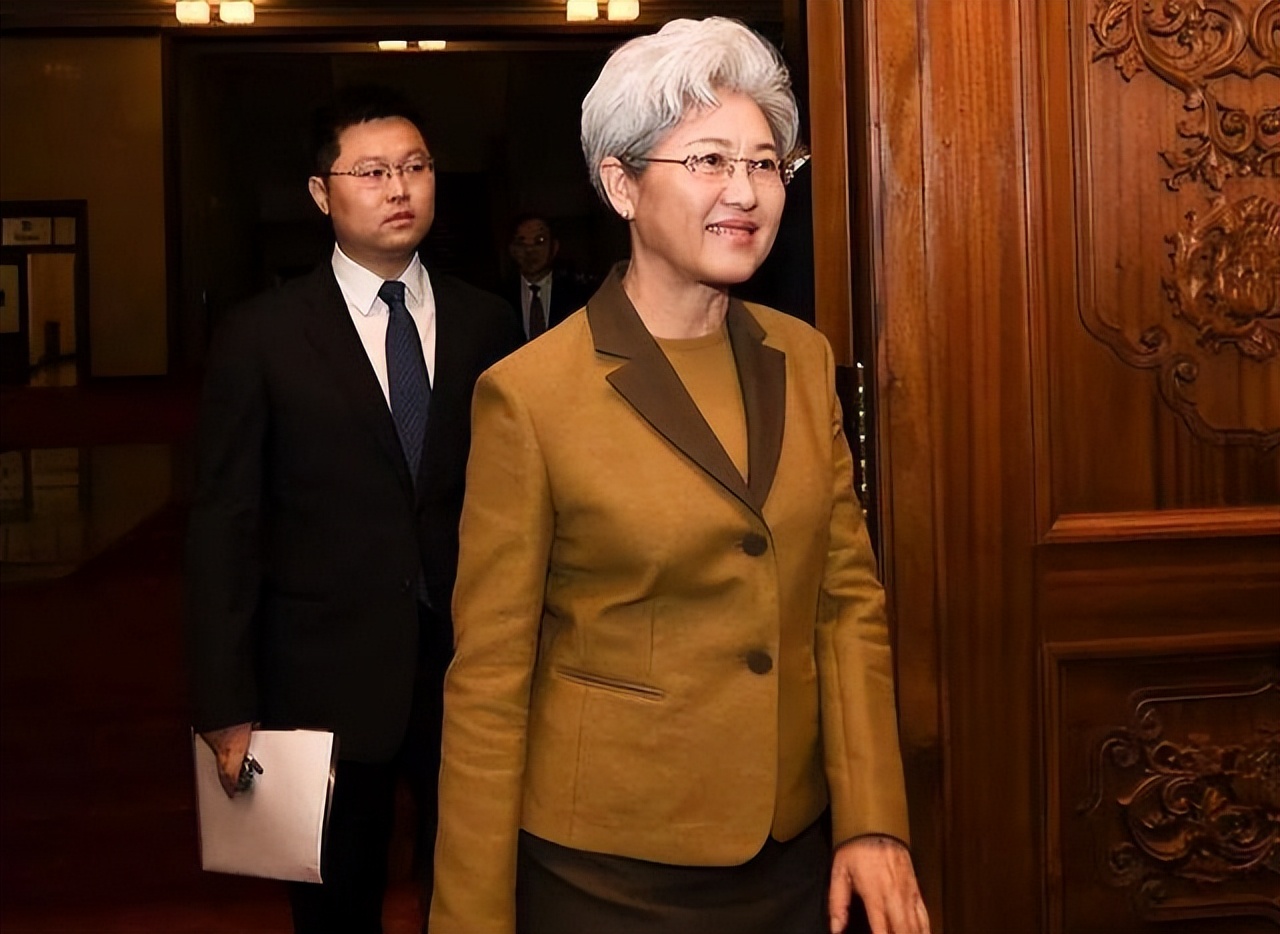 “最美外交官”傅莹：69岁风姿依旧，满头白发下有藏不住的优雅