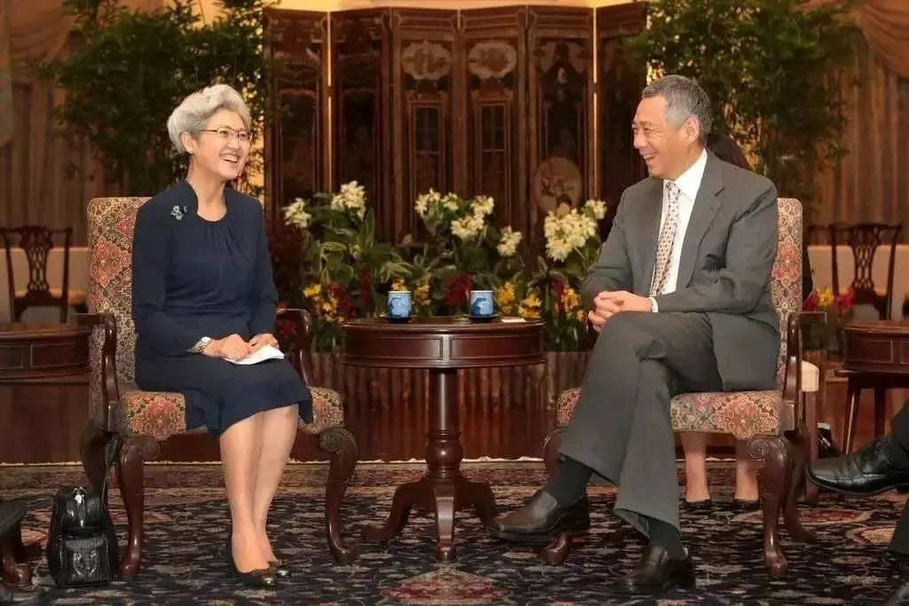“最美外交官”傅莹：69岁风姿依旧，满头白发下有藏不住的优雅