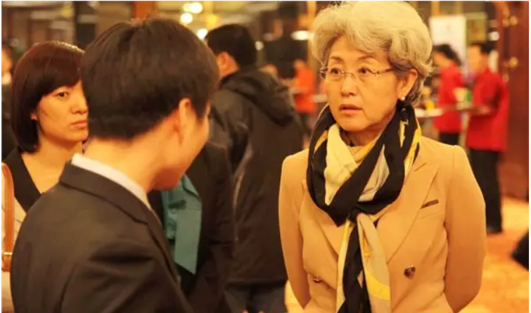 “最美外交官”傅莹：69岁风姿依旧，满头白发下有藏不住的优雅
