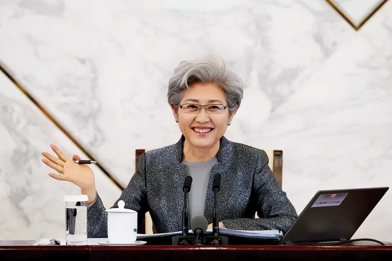“最美外交官”傅莹：69岁风姿依旧，满头白发下有藏不住的优雅