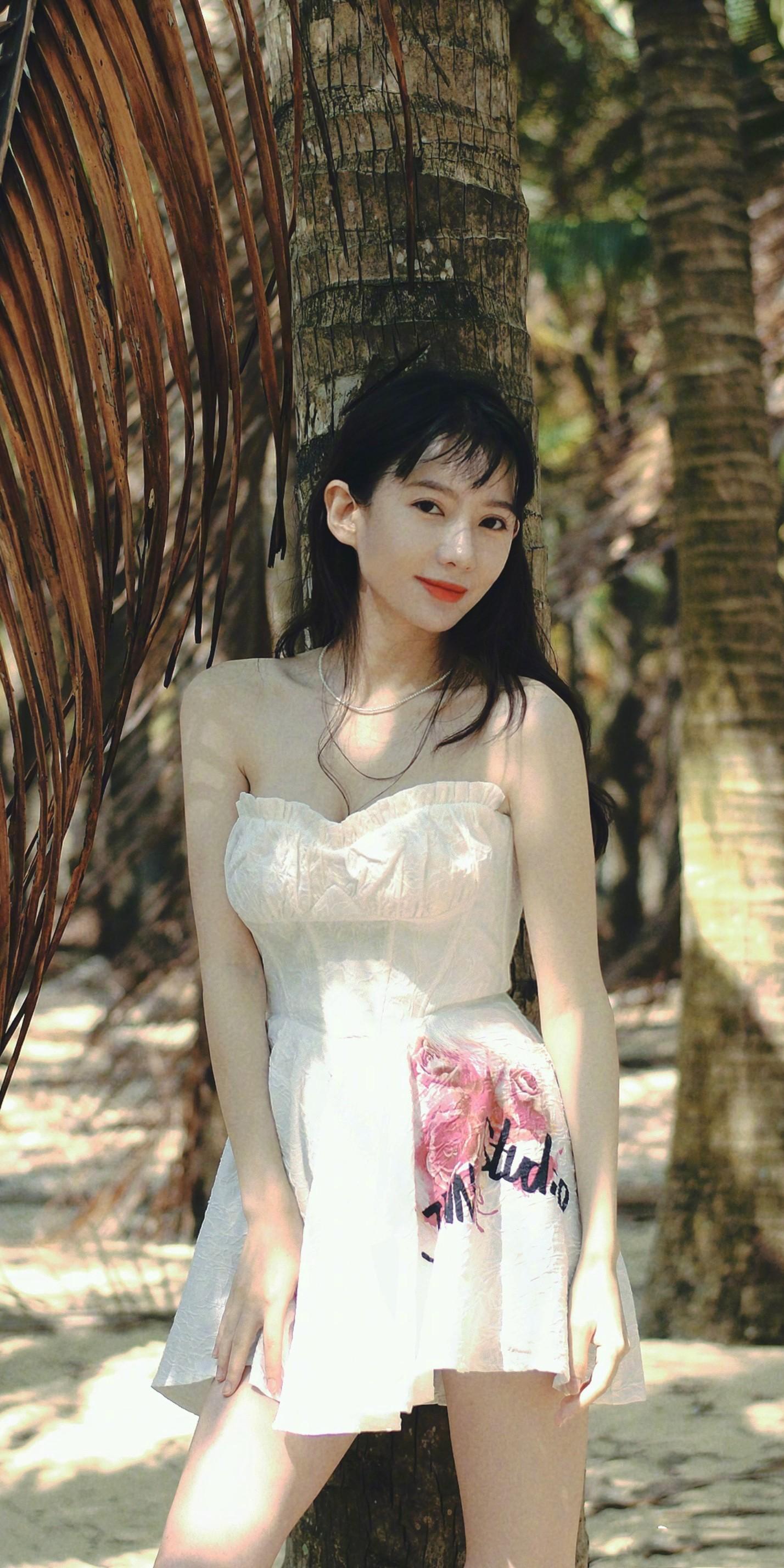 刘萌萌资料：穿白色少女裙，32岁如少女，还记得爱情公寓里的诺澜吗？
