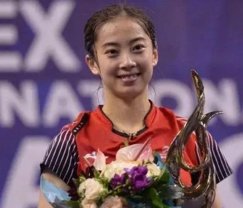 记得国羽女神王适娴吗？嫁给谌龙后生下一个儿子