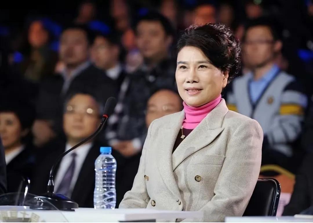 中年丧夫的董明珠，被亲哥踢出族谱，儿子40仍未婚！