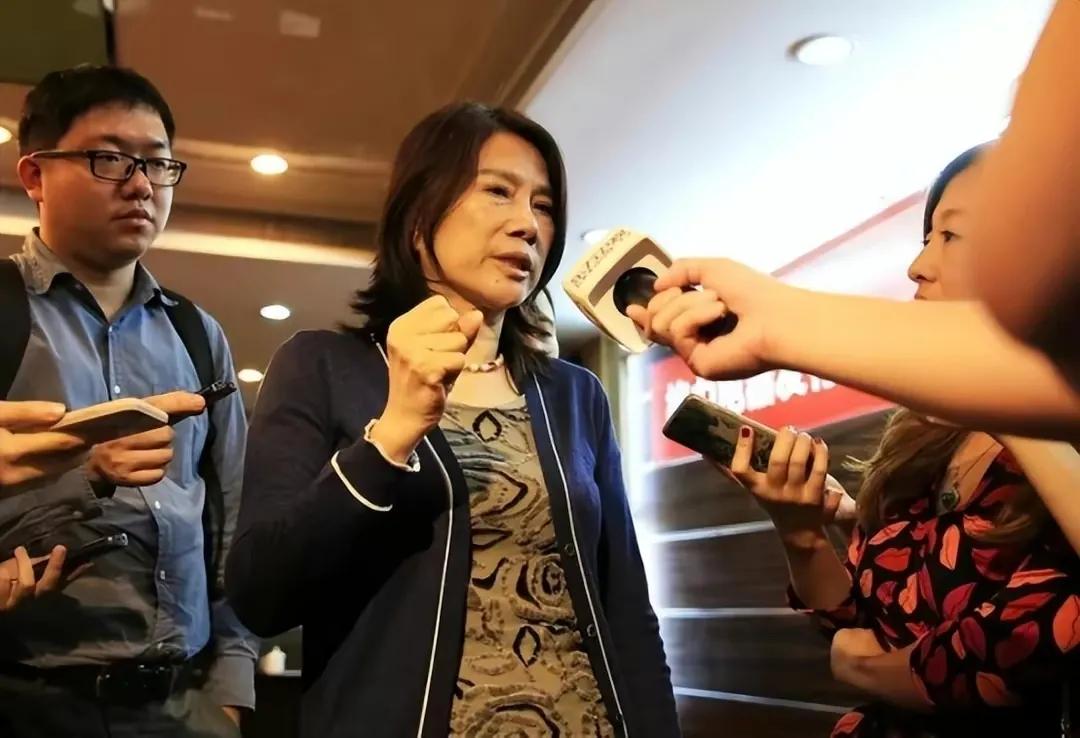 中年丧夫的董明珠，被亲哥踢出族谱，儿子40仍未婚！