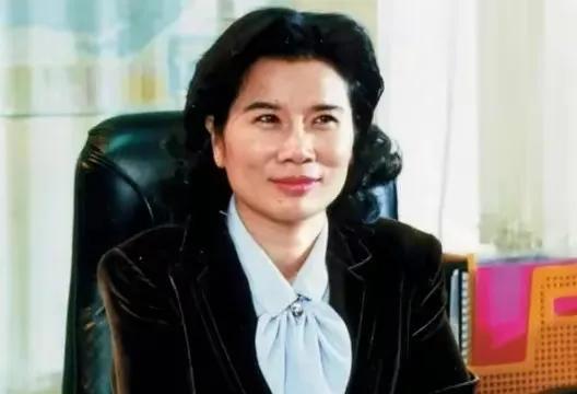 中年丧夫的董明珠，被亲哥踢出族谱，儿子40仍未婚！