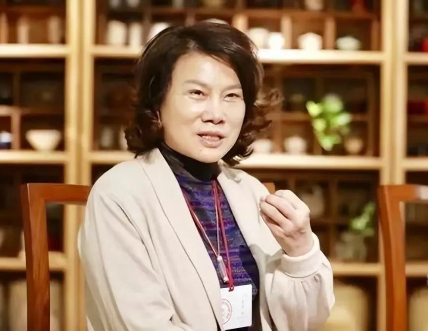 中年丧夫的董明珠，被亲哥踢出族谱，儿子40仍未婚！