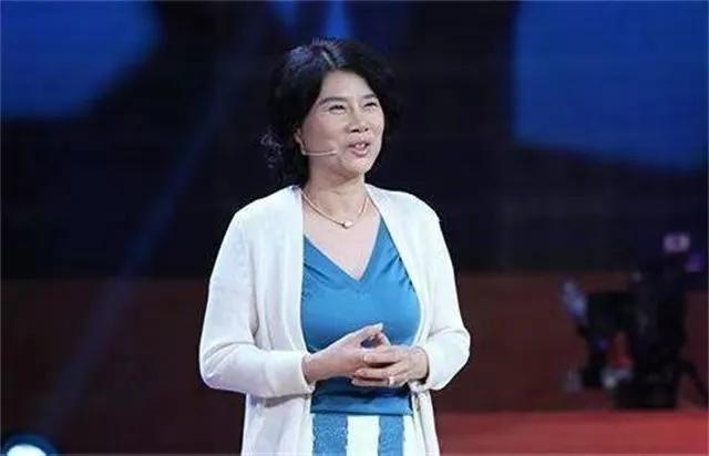 中年丧夫的董明珠，被亲哥踢出族谱，儿子40仍未婚！