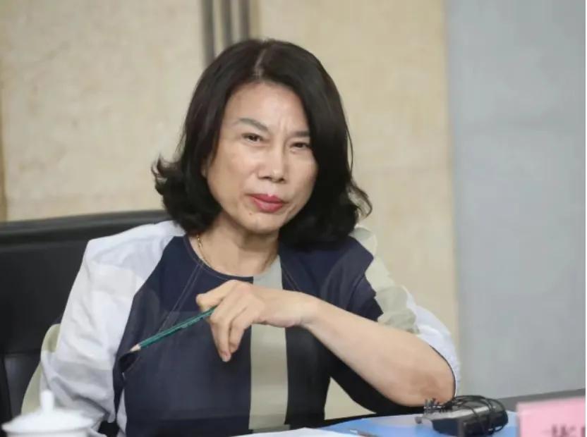 中年丧夫的董明珠，被亲哥踢出族谱，儿子40仍未婚！