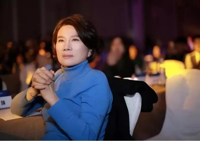 中年丧夫的董明珠，被亲哥踢出族谱，儿子40仍未婚！
