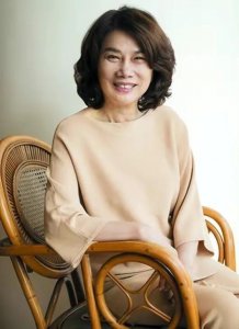 ​中年丧夫的董明珠，被亲哥踢出族谱，儿子40仍未婚！