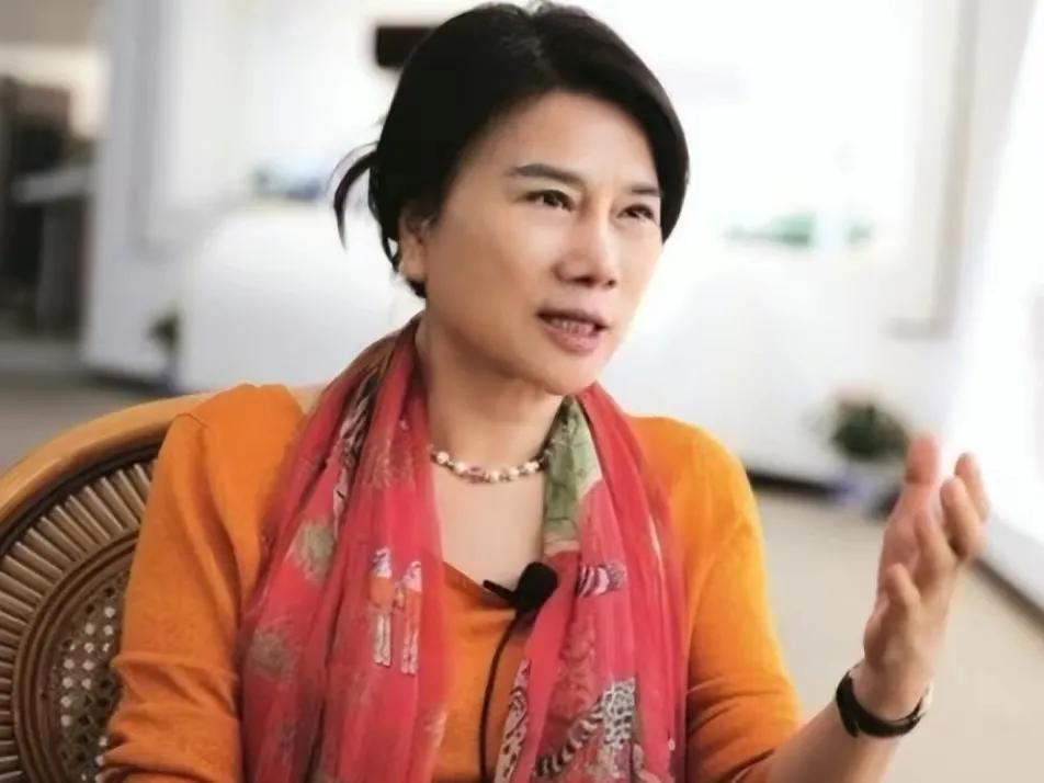 中年丧夫的董明珠，被亲哥踢出族谱，儿子40仍未婚！