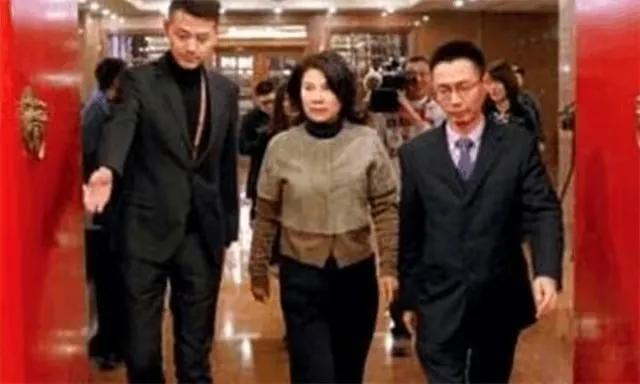 中年丧夫的董明珠，被亲哥踢出族谱，儿子40仍未婚！