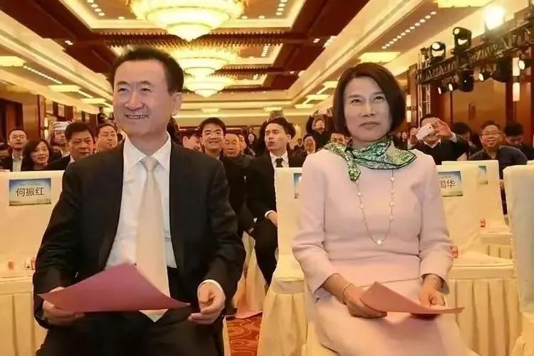 中年丧夫的董明珠，被亲哥踢出族谱，儿子40仍未婚！