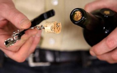 ​喝不完的红酒瓶塞怎么(红酒开了瓶塞坏了喝不完怎么办)