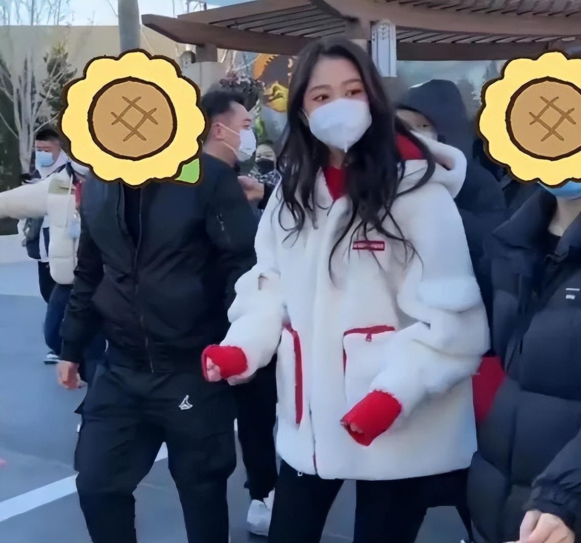 关晓彤路透胜红毯，身穿千元大衣现身拍摄，被指腿和胳膊一样细