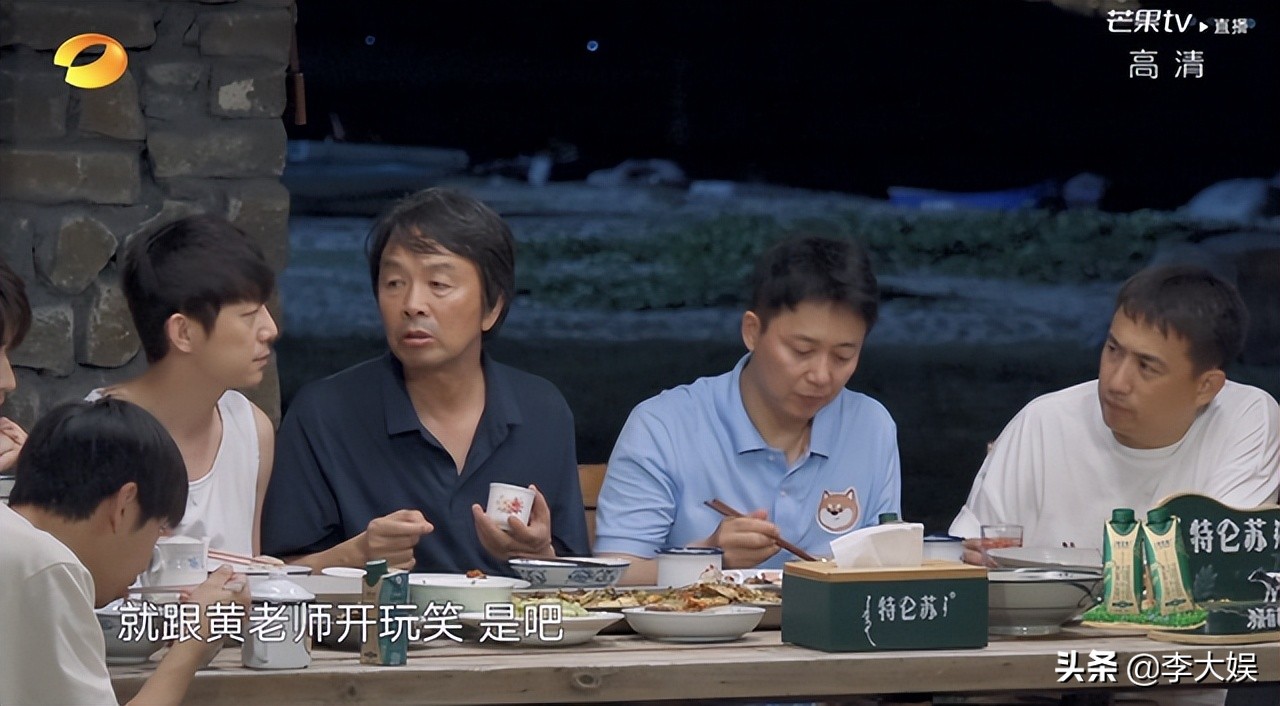 《向往6》刘震云狂怼黄磊何炅，却对张艺兴彬彬有礼，原因现实