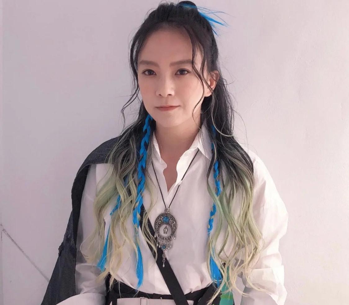 《偏爱》原唱张芸京，曾因星途受阻一度想吞药自杀，如今涅槃重生