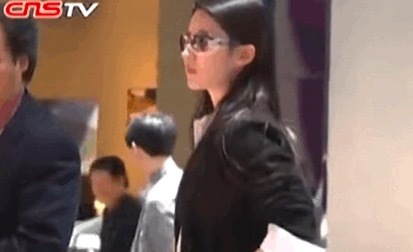 刘亦菲曾在车展买法拉利经典视频回顾 网友：好帅！霸道女总裁走进现实