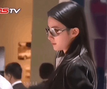 刘亦菲曾在车展买法拉利经典视频回顾 网友：好帅！霸道女总裁走进现实