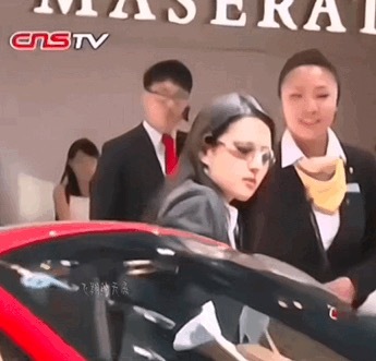 刘亦菲曾在车展买法拉利经典视频回顾 网友：好帅！霸道女总裁走进现实